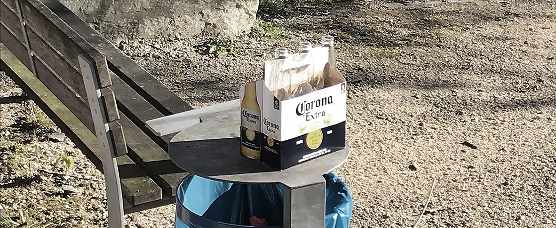 Corona Bier und Parkbank