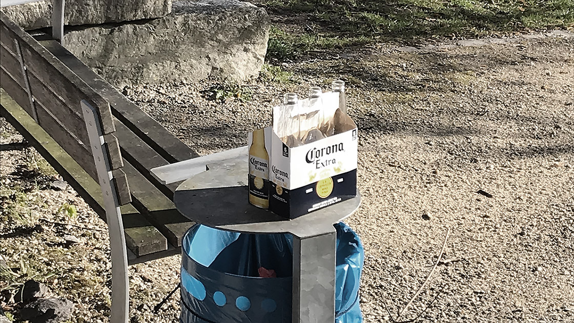 Corona Bier und Parkbank
