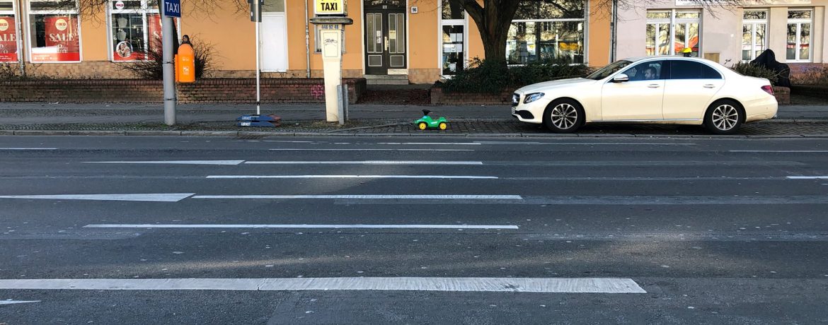 Benzin im Wischwasser - Grünes Bobby Car am Taxistand