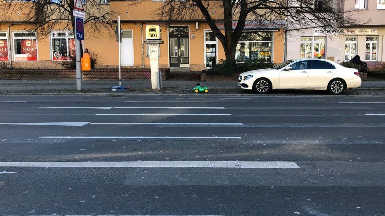 Benzin im Wischwasser - Grünes Bobby Car am Taxistand