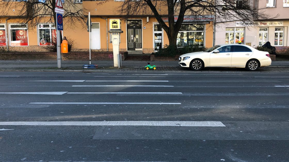 Benzin im Wischwasser - Grünes Bobby Car am Taxistand
